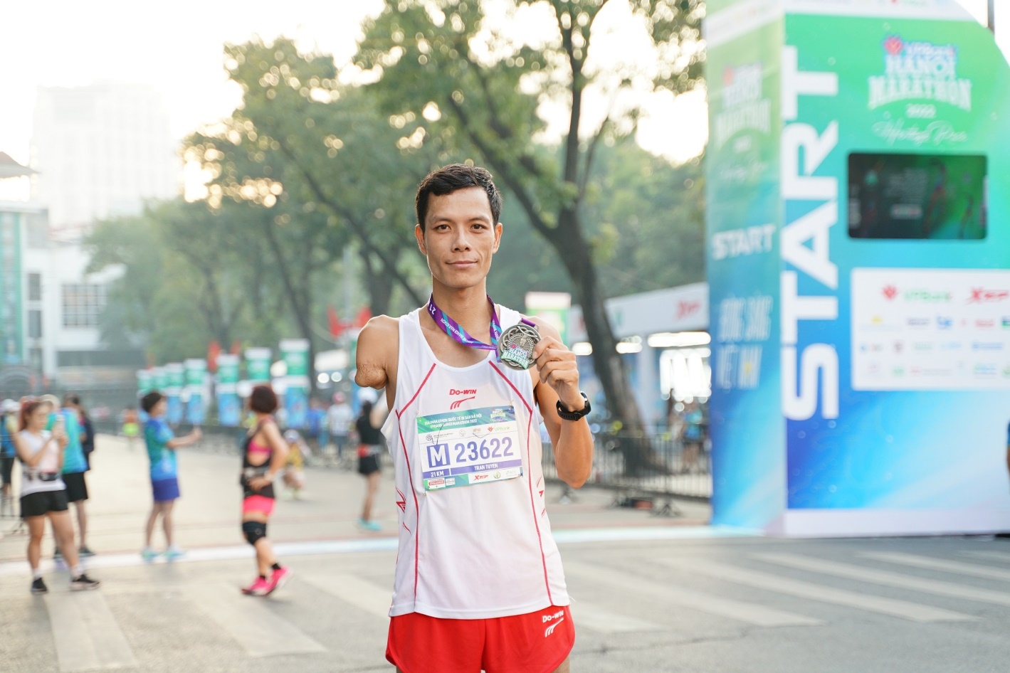 Những vận động viên gây ấn tượng đặc biệt tại VPBank Hanoi Marathon 2022 - Ảnh 8.