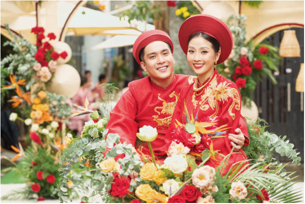 Tinh thần trong lễ gia tiên của MC Liêu Hà Trinh, gợi nhớ đám cưới thập niên 70 - Ảnh 1.