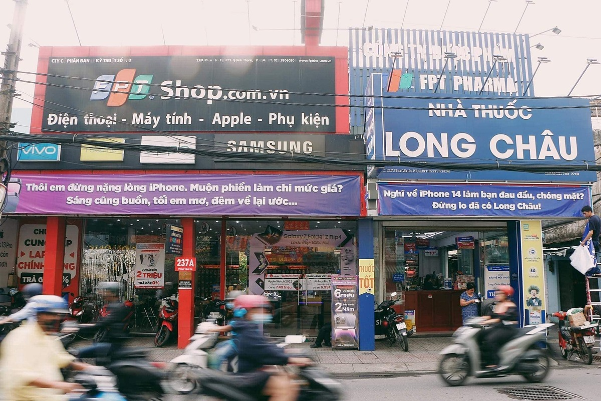 Màn đối thoại bằng banner cực hài hước trước cửa hàng FPT Shop và FPT Long Châu - Ảnh 1.
