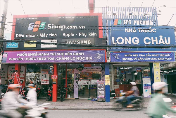 Màn đối thoại bằng banner cực hài hước trước cửa hàng FPT Shop và FPT Long Châu - Ảnh 2.