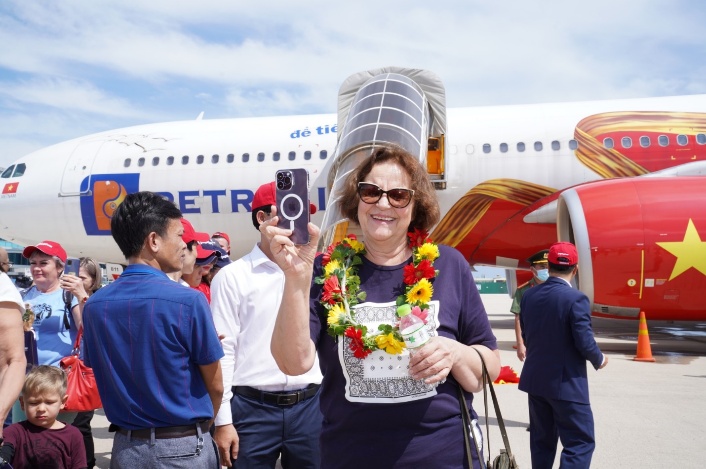 Nha Trang tưng bừng chào đón đoàn khách đầu tiên bay thẳng từ Kazakhstan - Ảnh 9.