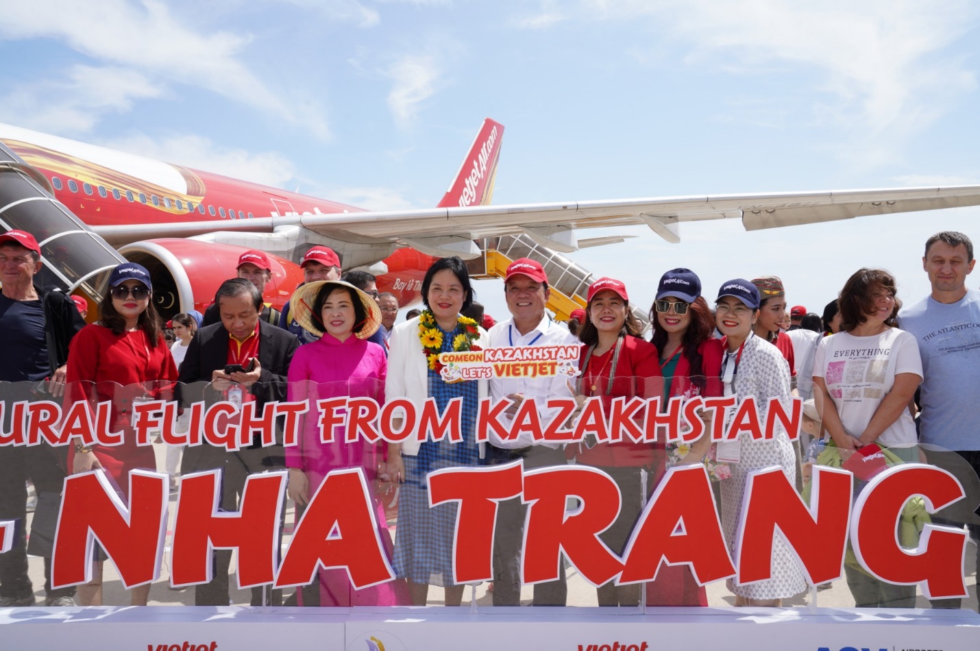 Nha Trang tưng bừng chào đón đoàn khách đầu tiên bay thẳng từ Kazakhstan - Ảnh 12.