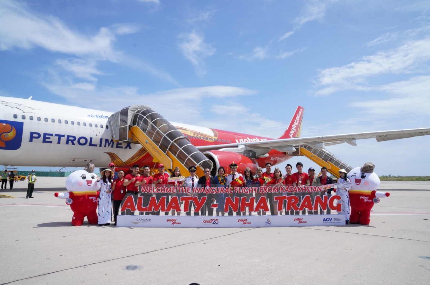 Nha Trang tưng bừng chào đón đoàn khách đầu tiên bay thẳng từ Kazakhstan - Ảnh 14.