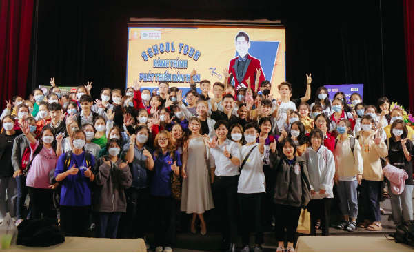 MC Cao Tùng Minh: Hành trình truyền cảm hứng cho sinh viên với chuỗi chương trình &quot;School Tour&quot; - Ảnh 2.