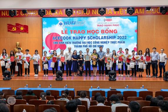 Acecook Happy Scholarship - Mang “hạnh phúc” đến những tấm gương học sinh sinh viên vượt khó - Ảnh 2.
