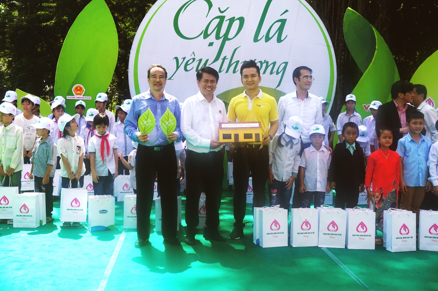 Nỗ lực vì cộng đồng giúp Tập đoàn Hoa Sen trở thành thương hiệu được tin yêu - Ảnh 2.