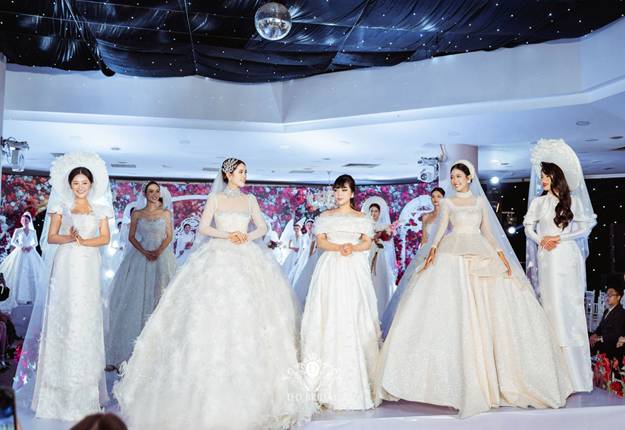 Người đẹp Thuỳ Dương sánh bước bên ông xã Minh Tiệp trình diễn trong show váy cưới “Ngọc Nữ” của NTK Dung Dung - Ảnh 10.