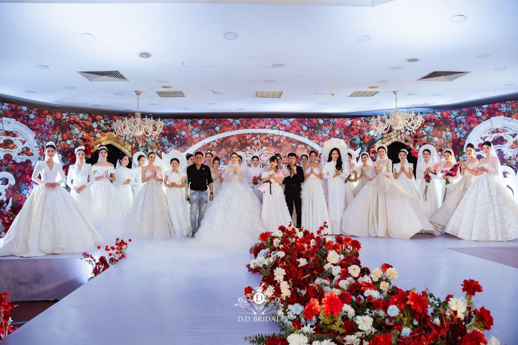 Người đẹp Thuỳ Dương sánh bước bên ông xã Minh Tiệp trình diễn trong show váy cưới “Ngọc Nữ” của NTK Dung Dung - Ảnh 2.