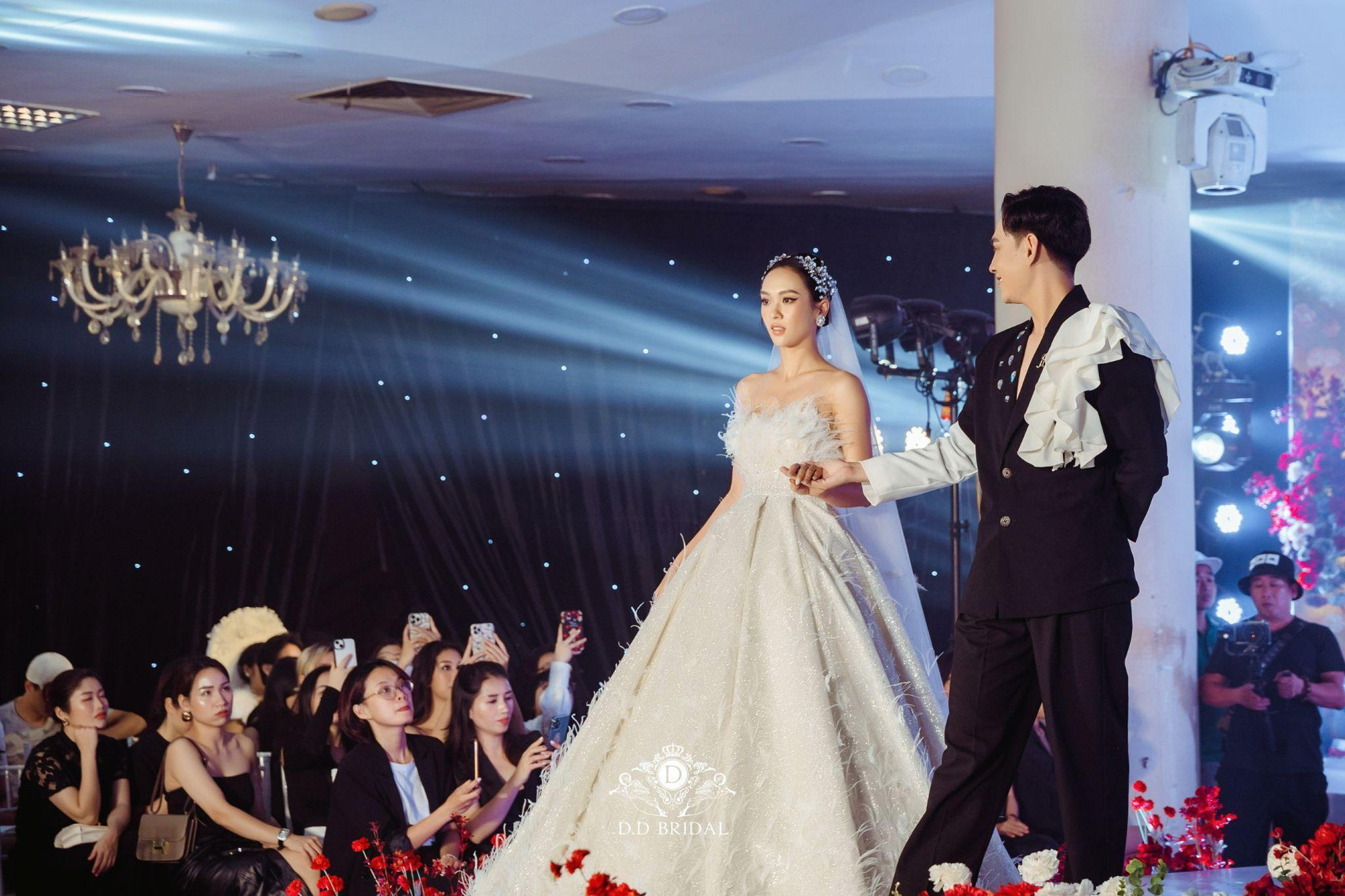 Người đẹp Thuỳ Dương sánh bước bên ông xã Minh Tiệp trình diễn trong show váy cưới “Ngọc Nữ” của NTK Dung Dung - Ảnh 4.