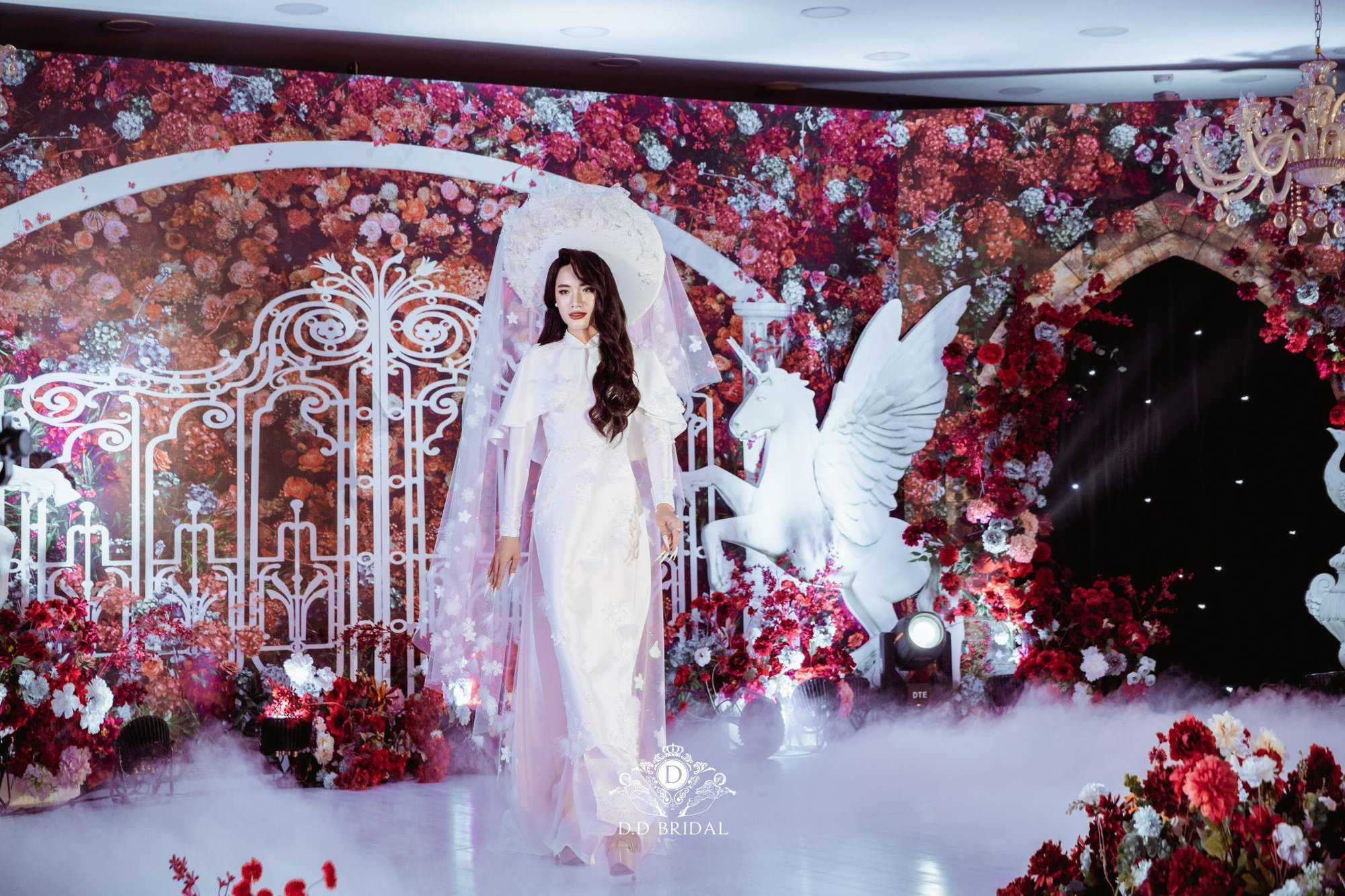 Người đẹp Thuỳ Dương sánh bước bên ông xã Minh Tiệp trình diễn trong show váy cưới “Ngọc Nữ” của NTK Dung Dung - Ảnh 5.