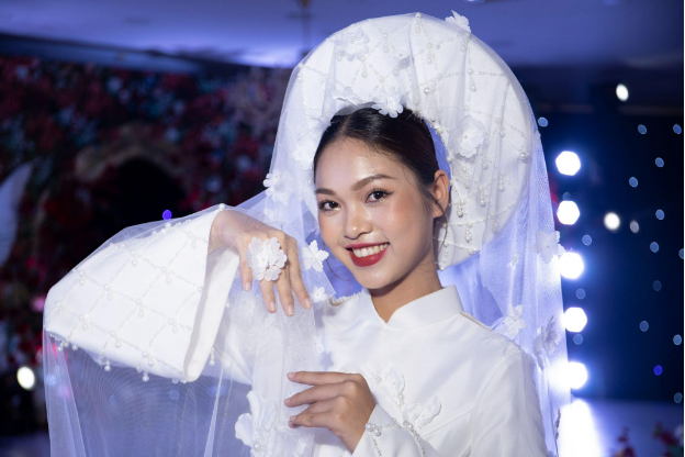 Bà xã diễn viên Minh Tiệp làm vedette trong show thời trang của NTK Dung Dung - Ảnh 5.