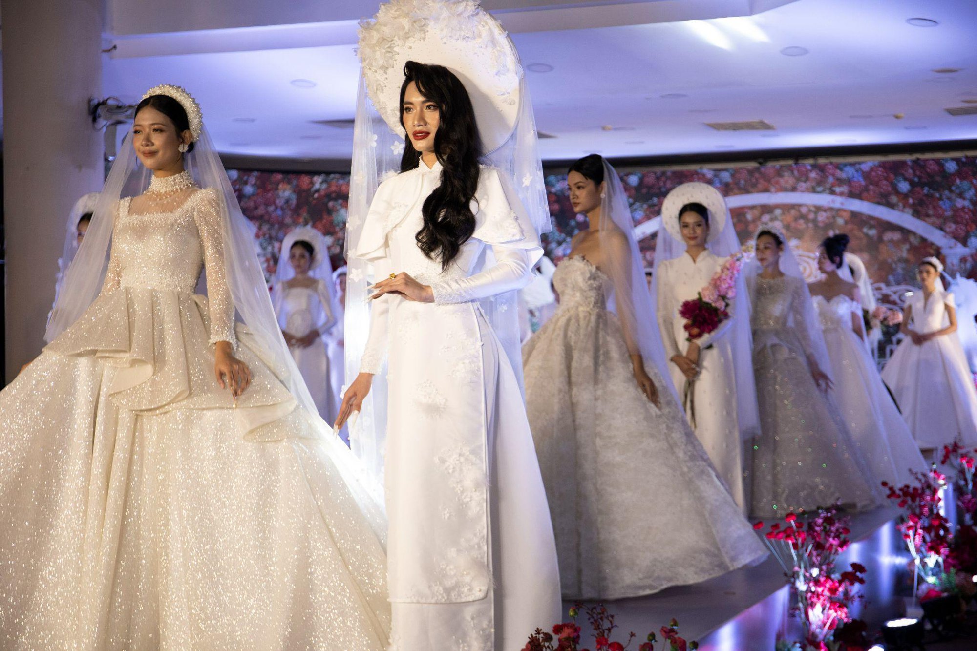 Người đẹp Thuỳ Dương sánh bước bên ông xã Minh Tiệp trình diễn trong show váy cưới “Ngọc Nữ” của NTK Dung Dung - Ảnh 6.