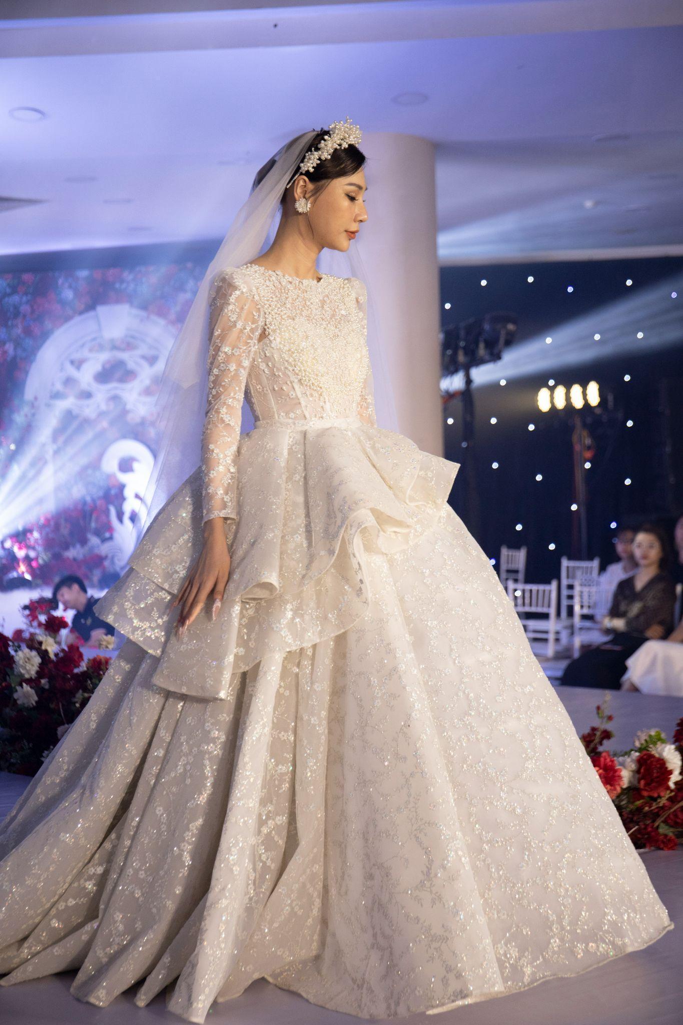Người đẹp Thuỳ Dương sánh bước bên ông xã Minh Tiệp trình diễn trong show váy cưới “Ngọc Nữ” của NTK Dung Dung - Ảnh 8.