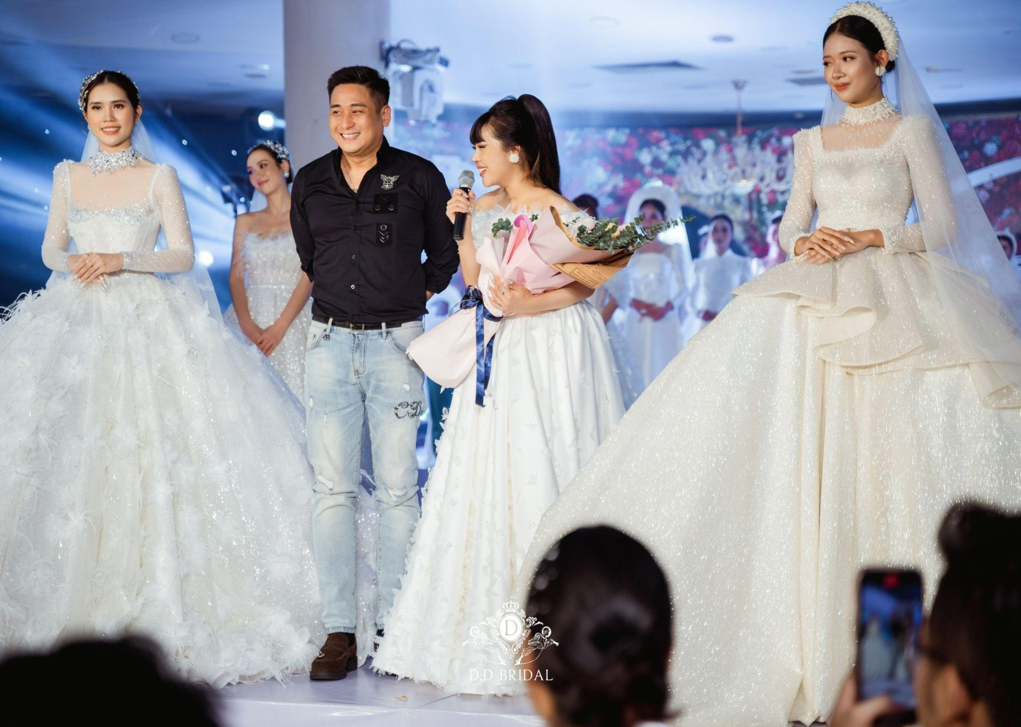 Người đẹp Thuỳ Dương sánh bước bên ông xã Minh Tiệp trình diễn trong show váy cưới “Ngọc Nữ” của NTK Dung Dung - Ảnh 9.