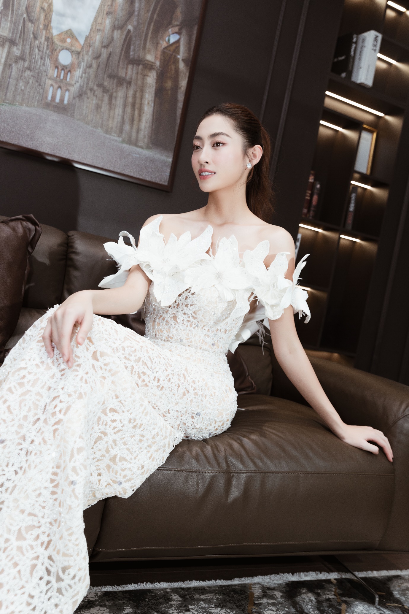 Hoa hậu Lương Thùy Linh khoe thần thái sang trọng trong sự kiện khai trương thương hiệu Kenli Elite - Ảnh 1.