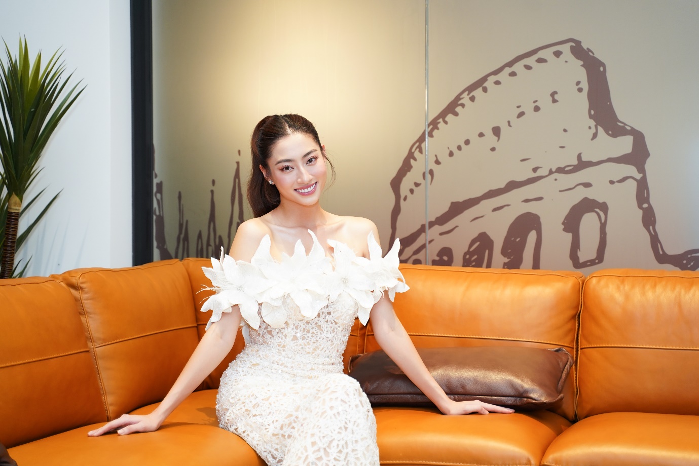 Hoa hậu Lương Thùy Linh khoe thần thái sang trọng trong sự kiện khai trương thương hiệu Kenli Elite - Ảnh 3.