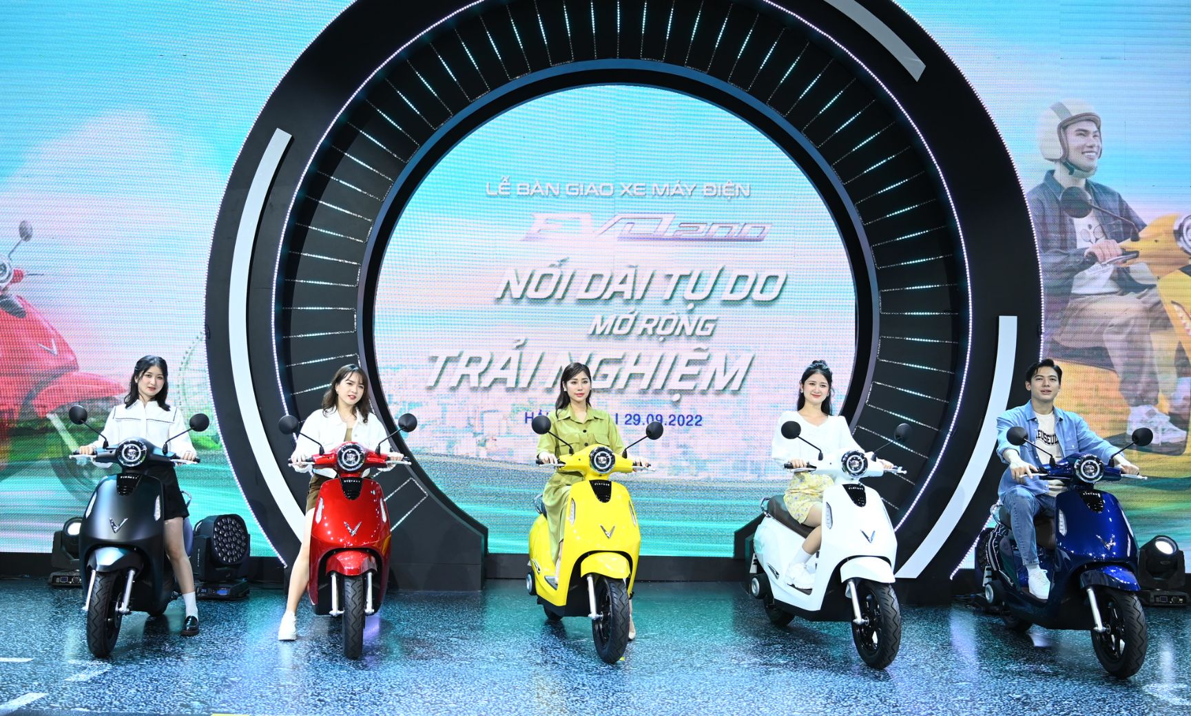Giới trẻ Việt háo hức chờ nhận “xe máy điện quốc dân” VinFast Evo200 - Ảnh 3.
