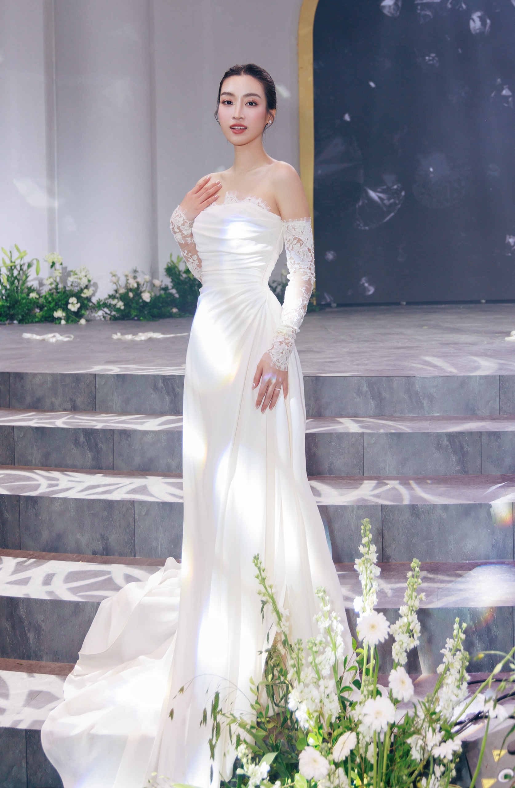 Hoa hậu Đỗ Mỹ Linh trở thành biểu tượng cô dâu thời đại mới với những tuyệt tác váy cưới từ NTK Phương Linh - Ảnh 2.