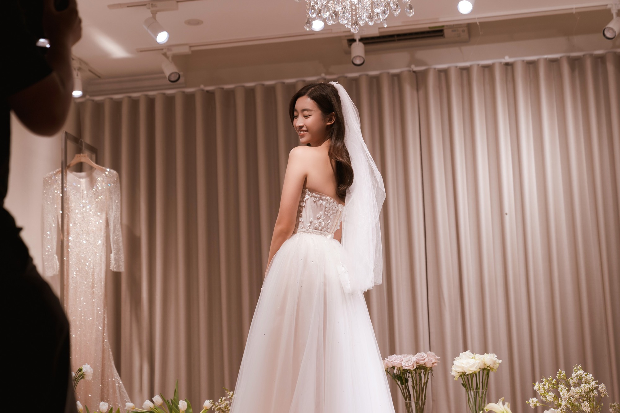 Hoa hậu Đỗ Mỹ Linh trở thành biểu tượng cô dâu thời đại mới với những tuyệt tác váy cưới từ NTK Phương Linh - Ảnh 8.