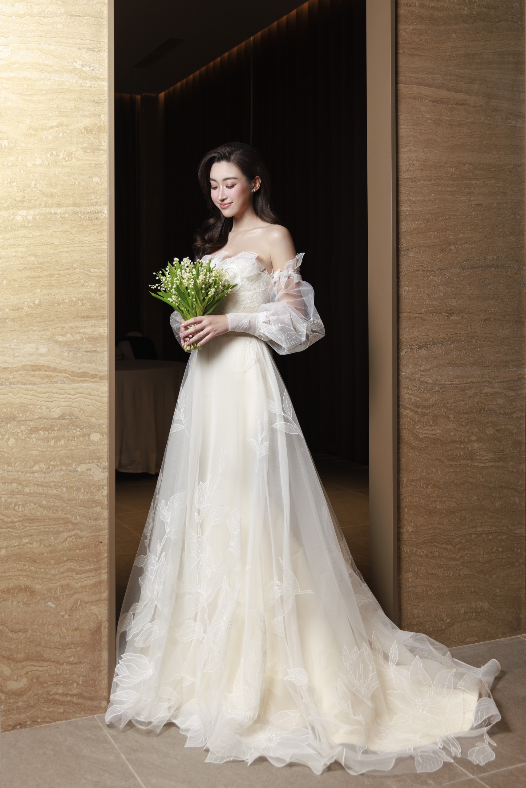 Hoa hậu Đỗ Mỹ Linh trở thành biểu tượng cô dâu thời đại mới với những tuyệt tác váy cưới từ NTK Phương Linh - Ảnh 3.