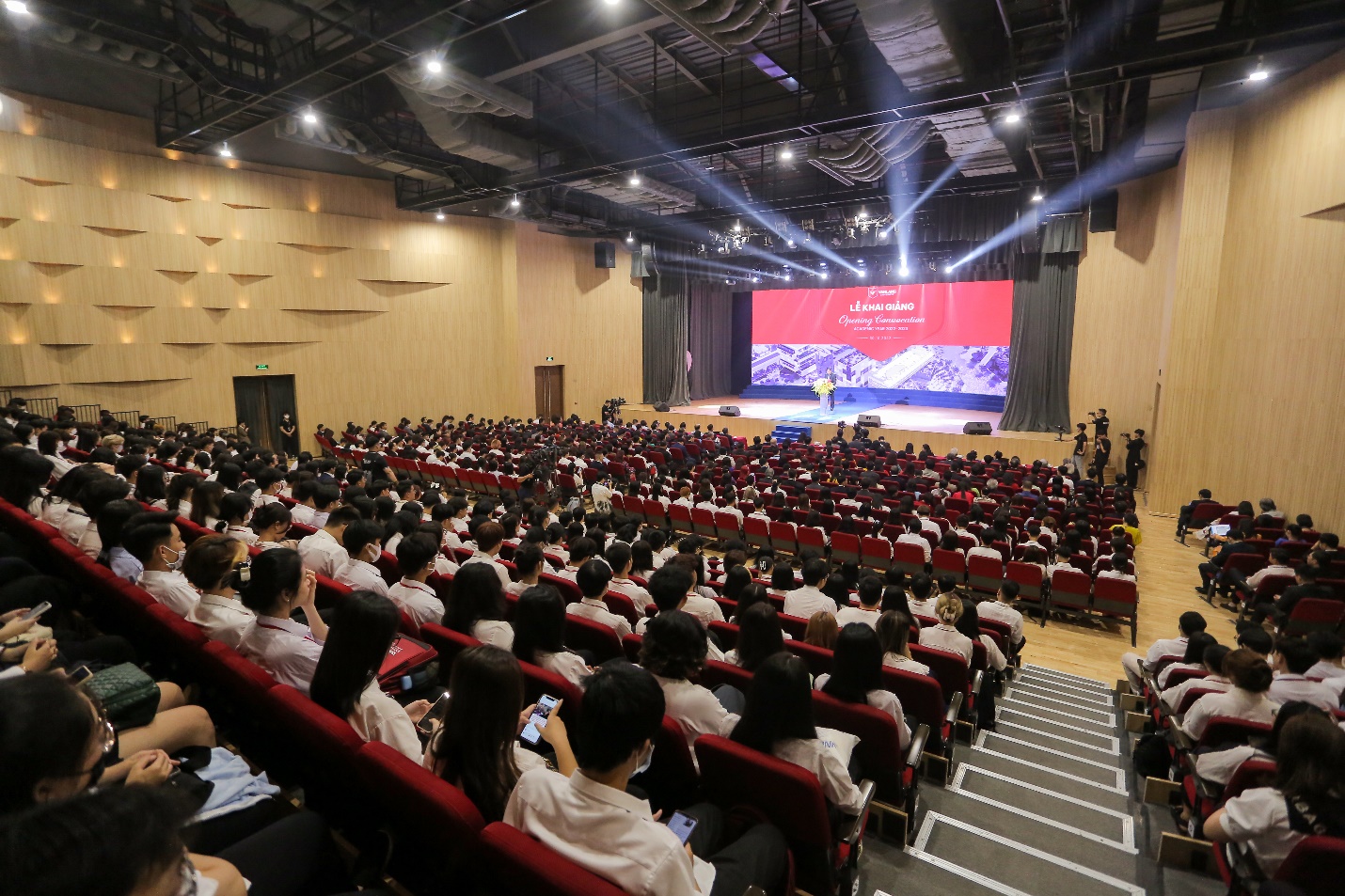 Đại học Văn Lang trao hơn 350 suất học bổng và khai giảng năm học 2022 - 2023 - Ảnh 1.
