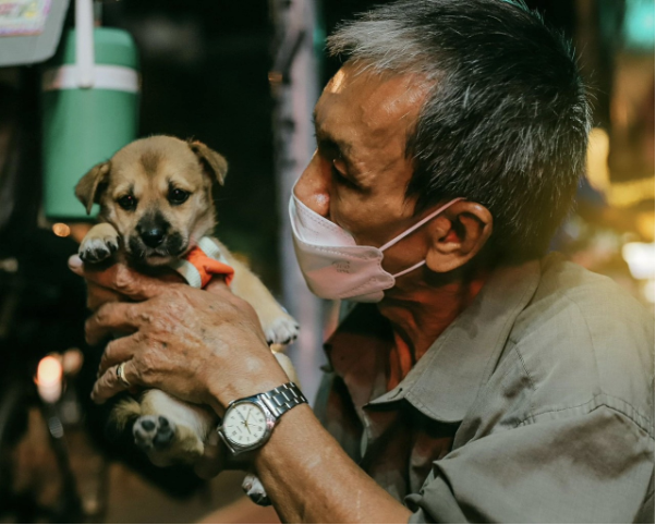 Nhiếp ảnh gia Huỳnh Thanh Quang mang đến những bức ảnh về khoảnh khắc đáng yêu giữa người và các chú cún - Ảnh 1.