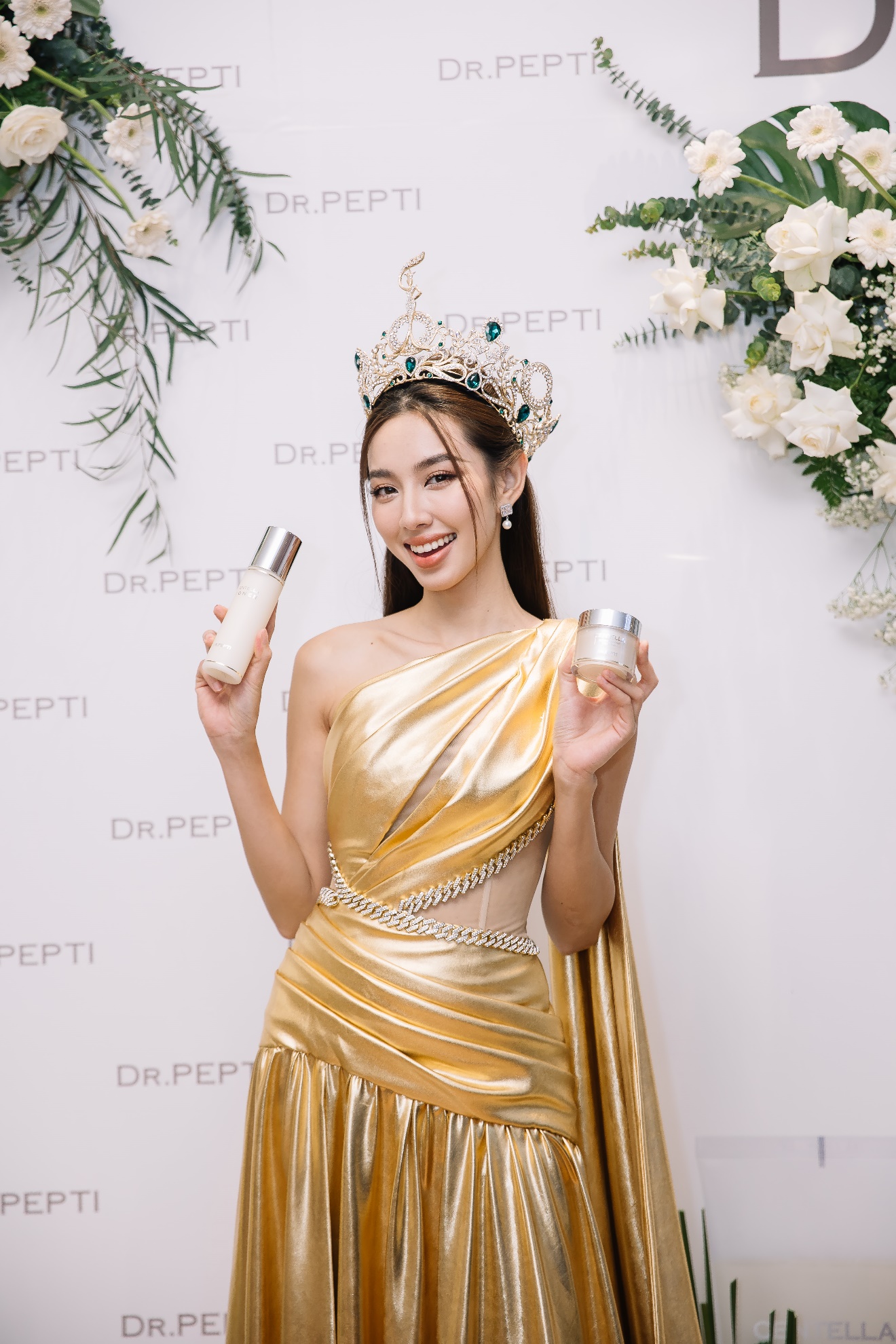 Hoa hậu Thùy Tiên đẹp rạng ngời trong sự kiện ra mắt sản phẩm của Dr.Pepti - Ảnh 2.