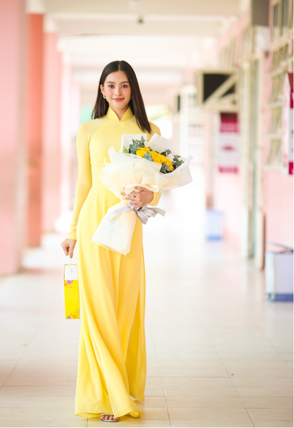 Hoa hậu Tiểu Vy ghé thăm trường học nhân kỷ niệm 40 năm ngày Nhà giáo Việt Nam - Ảnh 1.