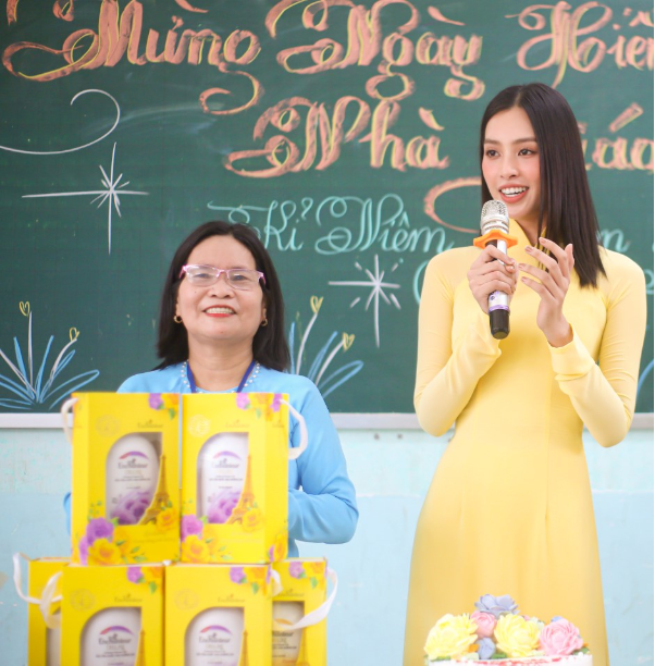 Hoa hậu Tiểu Vy ghé thăm trường học nhân kỷ niệm 40 năm ngày Nhà giáo Việt Nam - Ảnh 3.
