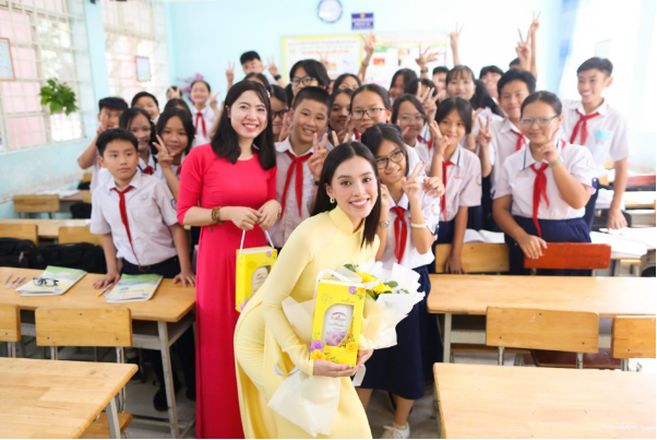 Hoa hậu Tiểu Vy ghé thăm trường học nhân kỷ niệm 40 năm ngày Nhà giáo Việt Nam - Ảnh 4.
