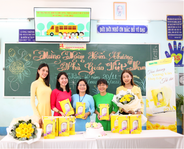 Hoa hậu Tiểu Vy ghé thăm trường học nhân kỷ niệm 40 năm ngày Nhà giáo Việt Nam - Ảnh 5.