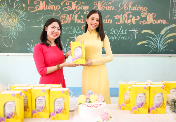 Hoa hậu Tiểu Vy ghé thăm trường học nhân kỷ niệm 40 năm ngày Nhà giáo Việt Nam - Ảnh 6.