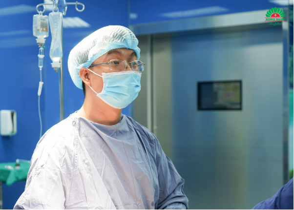Bệnh viện đa khoa Hồng Ngọc phẫu thuật nội soi thành công khối u buồng trứng nặng 2kg - Ảnh 3.