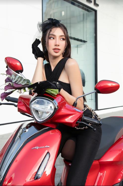 Hoa hậu Thùy Tiên biến hóa trong sắc đỏ-đen đầy quyến rũ - Ảnh 1.