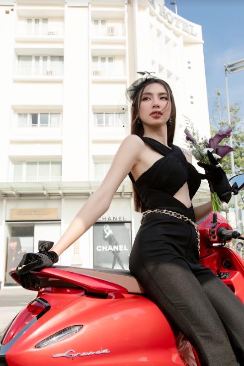 Hoa hậu Thùy Tiên biến hóa trong sắc đỏ-đen đầy quyến rũ - Ảnh 5.