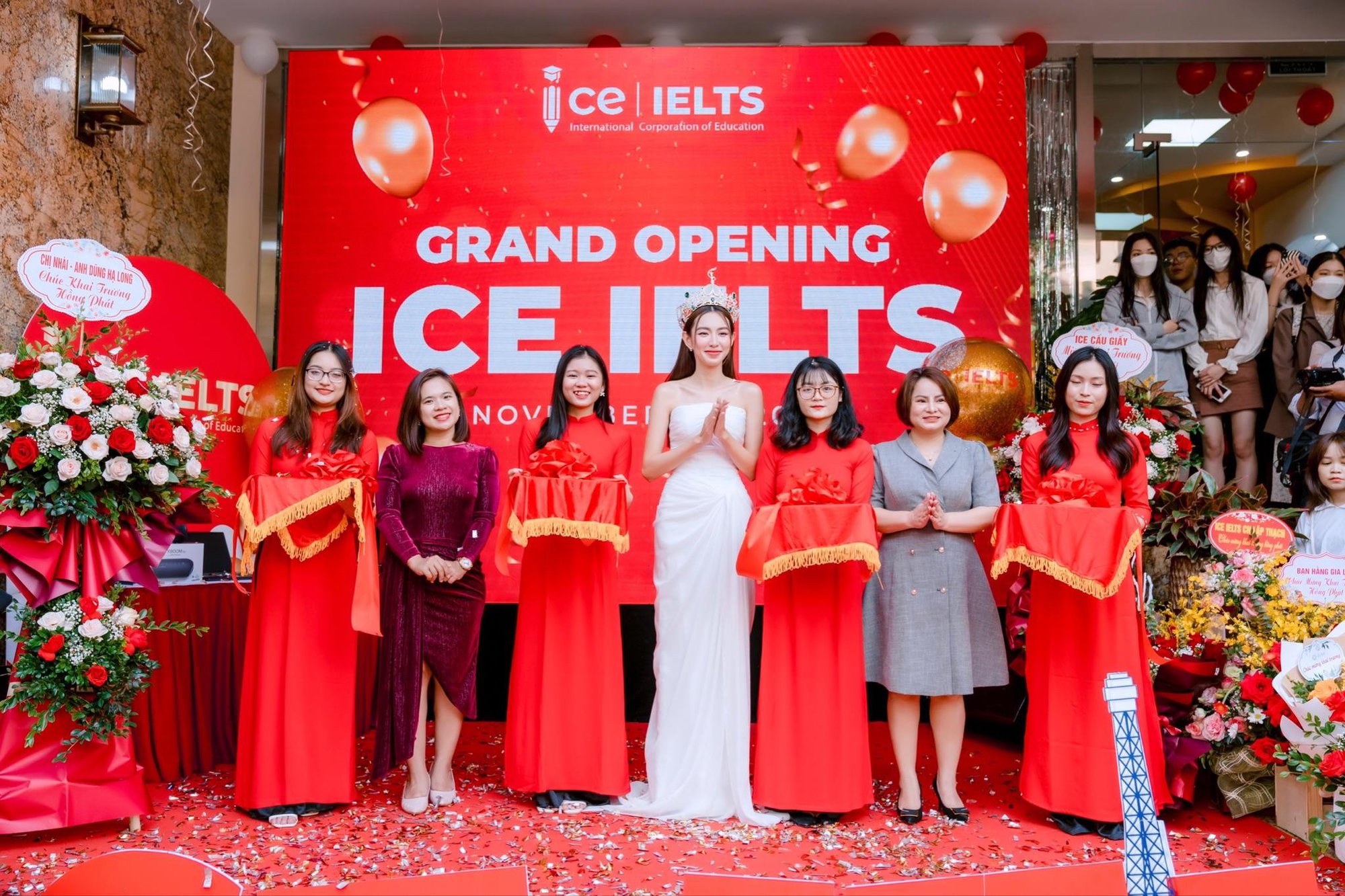 Hàng ngàn người đến ICE IELTS để giao lưu cùng Hoa hậu Thuỳ Tiên - Ảnh 2.