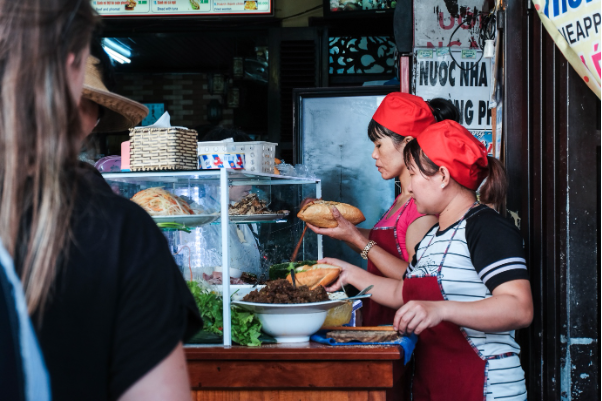 Vì sao bánh mì là món ăn không thể thiếu trong cuộc sống người Việt? - Ảnh 1.