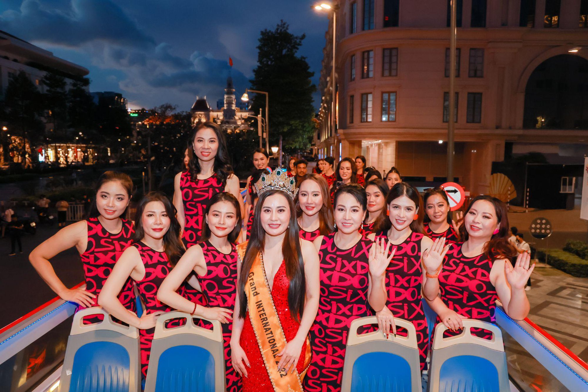 Dàn thí sinh Hoa hậu Quý bà Việt Nam 2022 xuất hiện “lộng lẫy” trên đường phố - Ảnh 2.