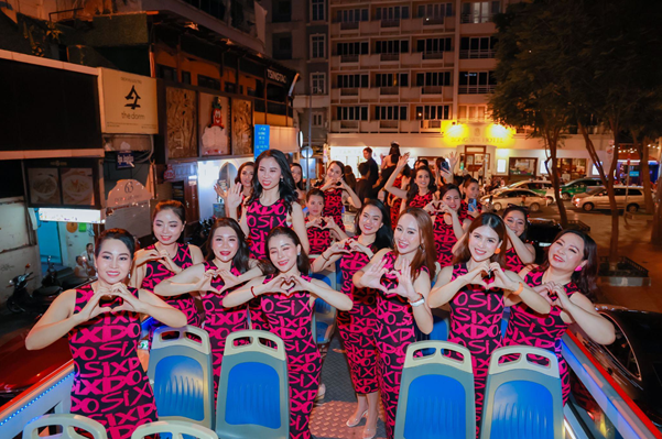 Dàn thí sinh Hoa hậu Quý bà Việt Nam 2022 xuất hiện “lộng lẫy” trên đường phố - Ảnh 4.