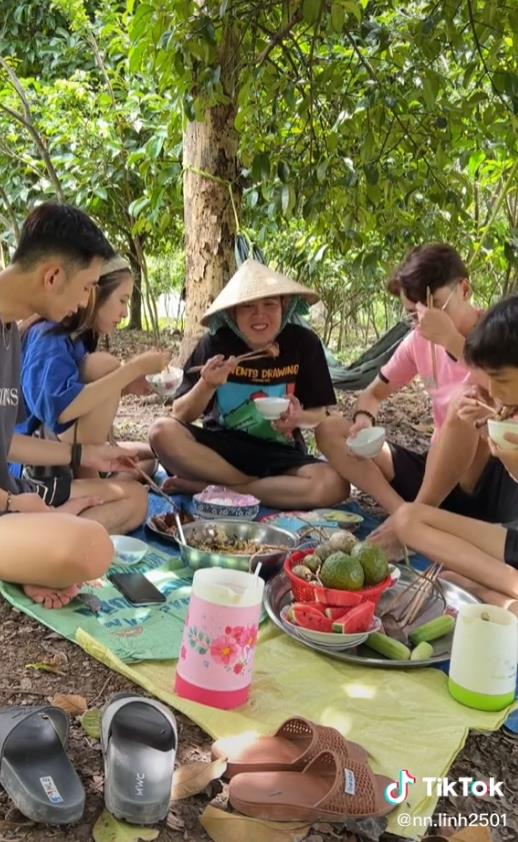 TikToker Nguyễn Nhựt Linh nấu ăn món miền quê dân dã nhưng cuốn hút với hàng triệu lượt xem - Ảnh 3.