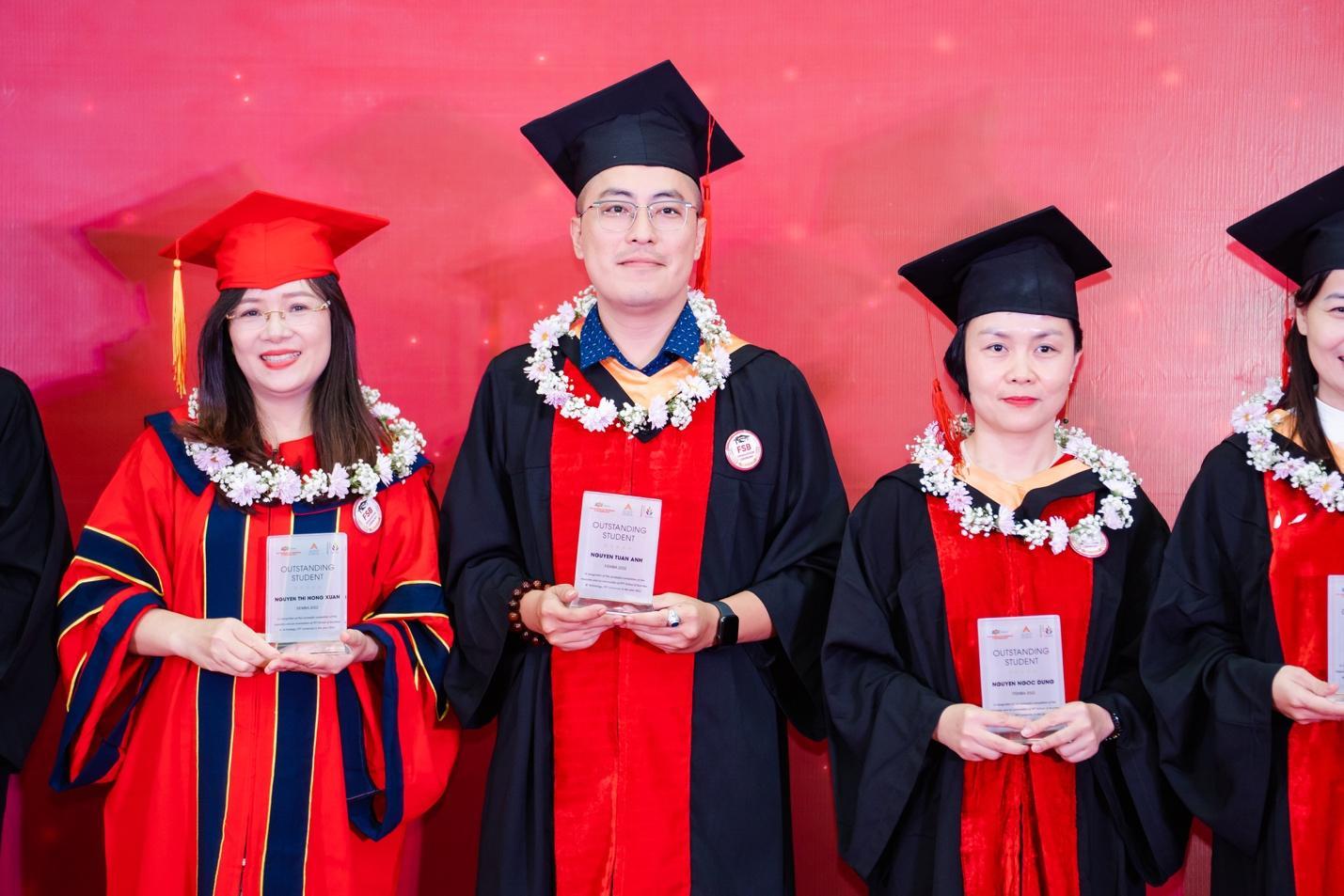Ấn tượng lễ tốt nghiệp của Trường kinh doanh Top 2 Việt Nam - Ảnh 2.