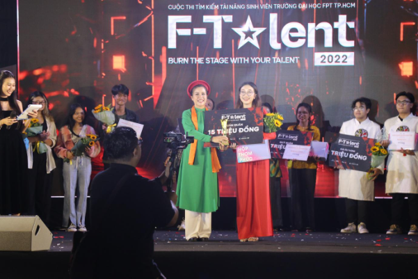 Đại học FPT trao giải quán quân cuộc thi F-Talent cho thí sinh với tài năng lấy nước mắt khán giả - Ảnh 4.
