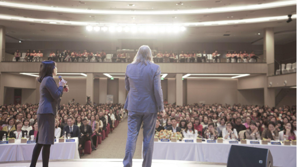 Hơn 5.000 người tham dự buổi tọa đàm toàn cầu của tiến sĩ Geshe Michael Roach tại Hà Nội - Ảnh 1.