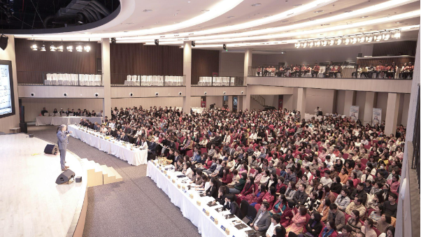 Hơn 5.000 người tham dự buổi tọa đàm toàn cầu của tiến sĩ Geshe Michael Roach tại Hà Nội - Ảnh 2.