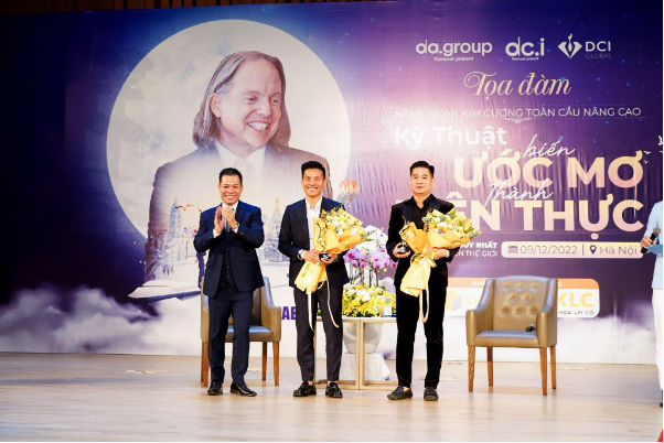 Hơn 5.000 người tham dự buổi tọa đàm toàn cầu của tiến sĩ Geshe Michael Roach tại Hà Nội - Ảnh 6.