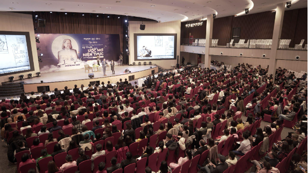 Hơn 5.000 người tham dự buổi tọa đàm toàn cầu của tiến sĩ Geshe Michael Roach tại Hà Nội - Ảnh 7.
