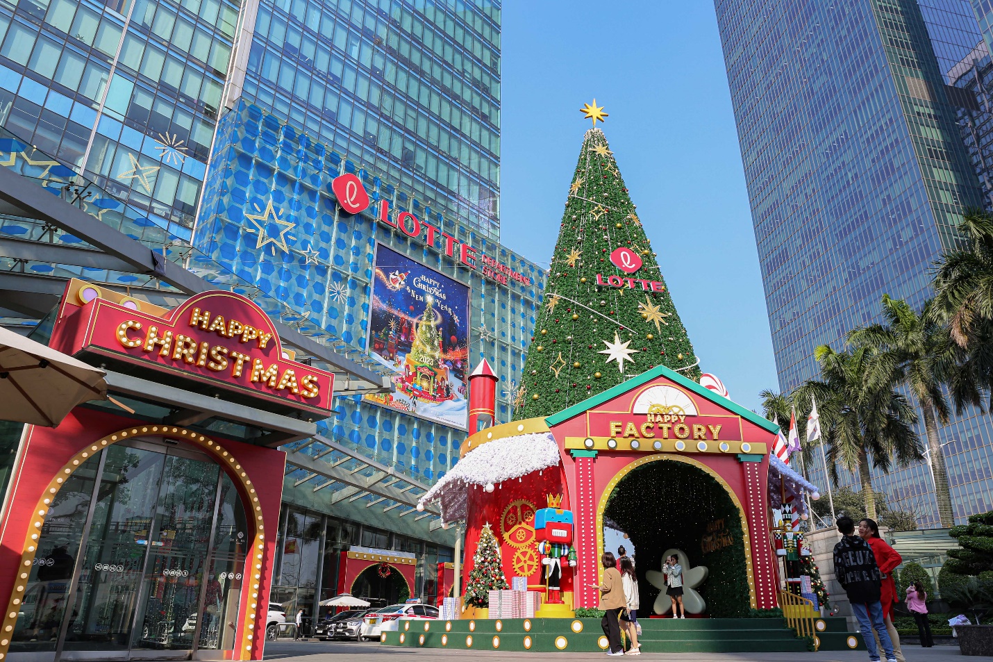 Đi tìm mùa Giáng sinh rực rỡ tại nhà máy sản xuất hạnh phúc Lotte Department Store - Ảnh 1.