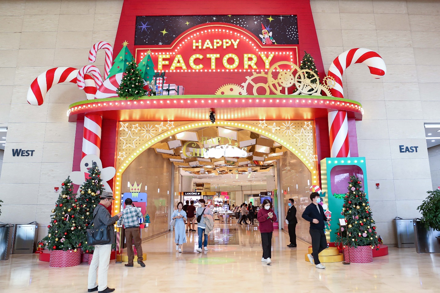 Đi tìm mùa Giáng sinh rực rỡ tại nhà máy sản xuất hạnh phúc Lotte Department Store - Ảnh 3.
