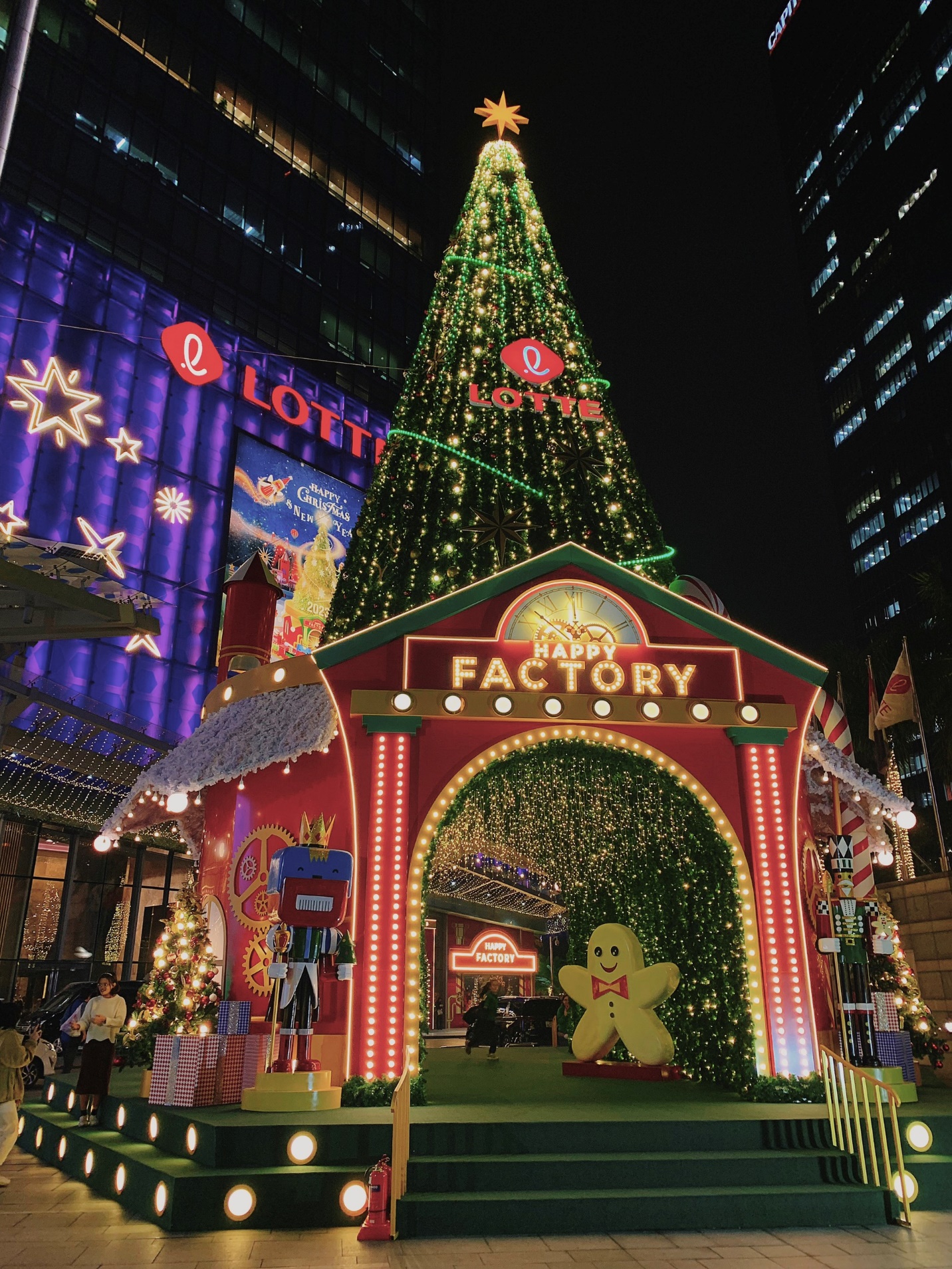Đi tìm mùa Giáng sinh rực rỡ tại nhà máy sản xuất hạnh phúc Lotte Department Store - Ảnh 4.