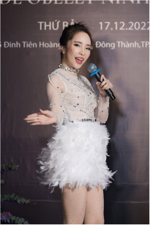 Việt Anh cùng &quot;tình tin đồn&quot; Quỳnh Nga dự khai trương showroom De Obelly - Ảnh 3.
